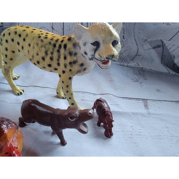 Lot Of 4 Jungle PVC Figure Toys Cheetah Lion Hippos - Picture 3 of 8